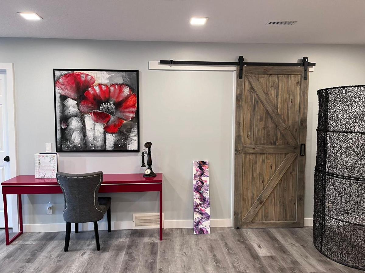Elegant Garden Suite&2Mins Bus Station Close Lrt& Free Parking Calgary Exterior photo